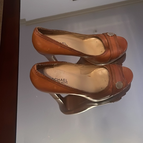 MICHAEL KORS LEATHER HEELS - Picture 2 of 9